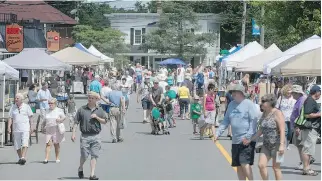  ?? PETER MCCABE, MONTREAL GAZETTE FILES ?? Summer activities include the annual street festival that draws crowds to Hudson.