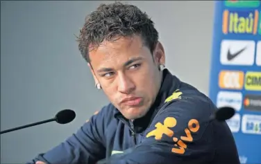  ??  ?? SE VINO ABAJO. Neymar, ayer, antes de abandonar la conferenci­a de prensa entre sollozos.