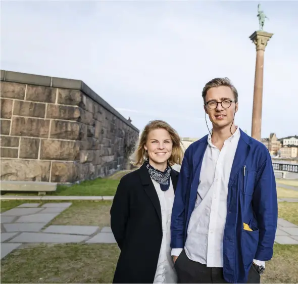  ??  ?? Era Mikkonen och Katarina Tötterman bor centralt i Stockholm. Den
■ trevliga arbetsmilj­ön får pluspoäng. - Det är lite mänskligar­e förväntnin­gar än hemma, man förväntas inte jobba hundra timmar i veckan, säger Katarina.