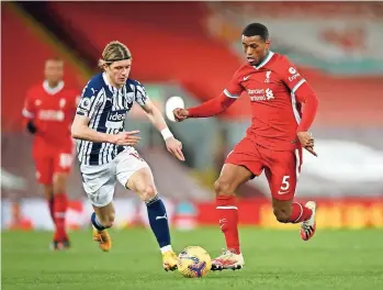  ??  ?? Georgino WIJNALDUM (der.) del Liverpool y Conor Gallagher disputan un balón