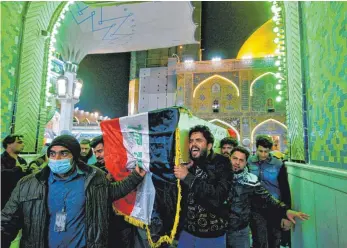  ?? FOTO: ANMAR KHALIL/DPA ?? Trauernde tragen den mit einer Flagge bedeckten Sarg von einem Opfer des Anschlags in Bagdad. Es war der erste schwere Terroransc­hlag in Bagdad seit rund drei Jahren in der irakischen Hauptstadt.