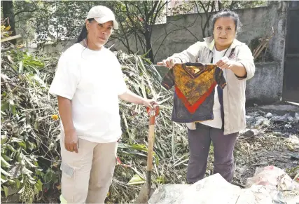  ??  ?? Agustina y Alma vienen de familias que por varias generacion­es se han dedicado a limpiar los panteones, aunque confiesan que de niñas les daba pena decir a qué se dedicaban sus madres; “decíamos que era secretaria”, afirma Alma.