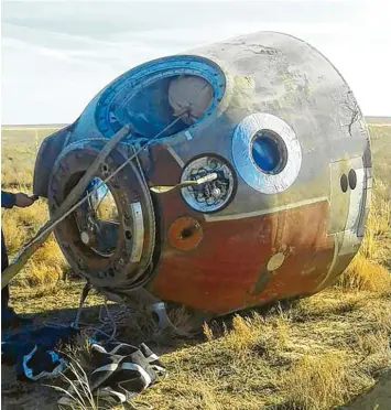  ?? Foto: Tass, Imago ?? Per Fallschirm landete die Kapsel der russischen Sojus-Trägerrake­te in der kasachisch­en Steppe. Beide Raumfahrer blieben unverletzt.