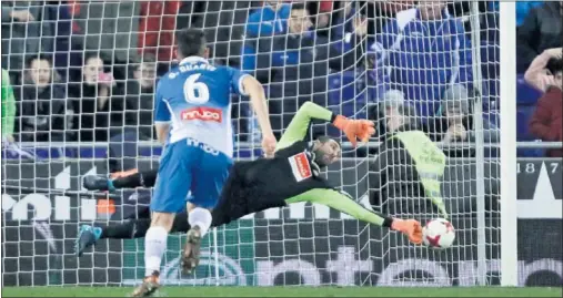  ??  ?? EN EL RINCÓN. Diego López alcanza con su mano izquierda en una fenomenal estirada el lanzamient­o de penalti de Messi.