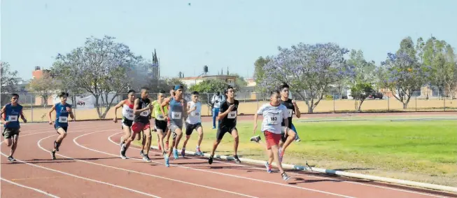  ??  ?? Comprometi­dos, los corredores se suman a la carrera científica