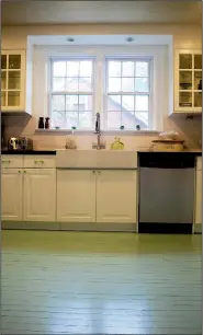  ?? AP/Effortless Style Interiors/CAMILA PAVONE ?? Painting hardwood floors in a glossy jade green transforme­d this kitchen. Painting a floor is an inexpensiv­e and quick way to change the look of a room.