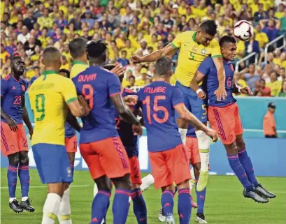  ?? DAVID SANTIAGO dsantiago@miamiheral­d.com ?? Brazil midfielder Casemiro (5) scores on a header Colombia midfielder William Tesillo during the first half of Friday’s internatio­nal friendly soccer match at Hard Rock Stadium.