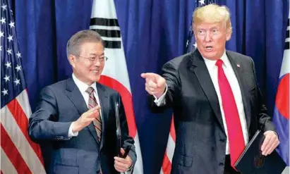  ??  ?? EL PACTO.El mandatario estadounid­ense firmó acuerdo comercial con el presidente de Corea del Sur, Moon Jan-in.
