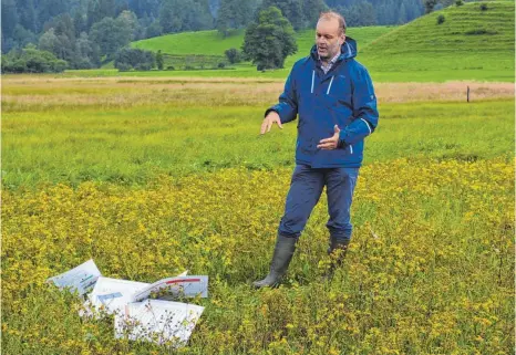  ?? FOTO: DAVID SPECHT ?? Markus Schweighöf­er vom Landratsam­t arbeitet an einer Lösung für das Problem mit dem gelb blühenden Kreuzkraut.