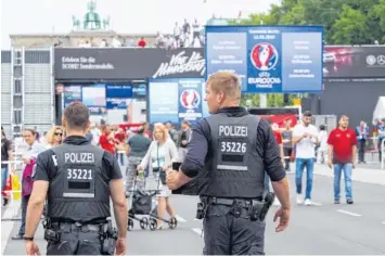  ?? Foto: Paul Zinken, dpa ?? Schwarz, Grau und Weiß statt Schwarz, Rot und Gold: An der Berliner Fanmeile herrscht noch nicht die Euphorie der vergangene­n Fußballtur­niere. Auch in der Region ist bei den Public-Viewing-Veranstalt­ungen noch Luft nach oben.