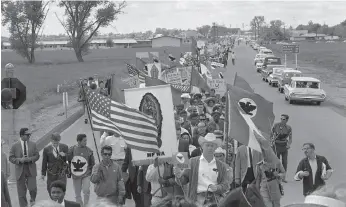  ?? Barney Peterson / The Chronicle 1966 ?? Striking farmworker­s march in April 1966 from Delano (Kern County) to the state Capitol in Sacramento, with Cesar Chavez as one of their leaders.