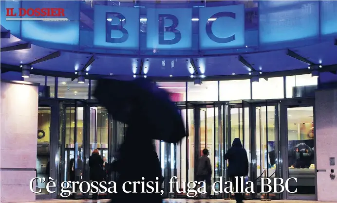  ?? Ansa/LaPresse ?? Finanziame­nti incerti
Il governo conservato­re mette in discussion­e i soldi pubblici all’emittente. In basso, Tony Hall