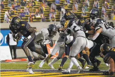  ?? Jeff Chiu / Associated Press ?? Bradrick Shaw (9) bursts into the end zone from 1 yard out to give Cal a 143 lead in the second quarter. The Bears totaled 47 carries and had the ball more than 12 minutes longer than did Oregon.