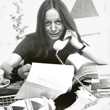  ?? Foto: picture‰alliance, dpa ?? Die Schriftste­llerin Esther Vilar im Wahlkampf 1972, wo sie für die Stärkung der FDP eintritt.