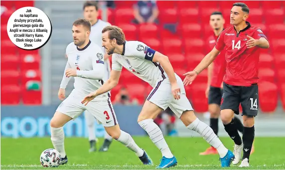  ??  ?? Jak na kapitana drużyny przystało, pierwszego gola dla Anglii w meczu z Albanią strzelił Harry Kane. Obok niego Luke Shaw.