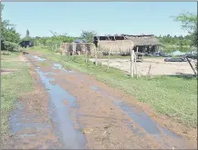  ??  ?? Una de las olerías que fue anegada parcialmen­te en la ribera del río Tebicuary.