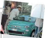  ??  ?? Celebrità L’attore Adrien Brody (protagonis­ta de «Il pianista») gira uno spot della Fiat 500. Sotto, il ballerino Sven Otten in piazza Castello per lo spot della Tim