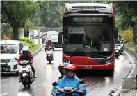  ?? ROBERTUS RISKY/JAWA POS ?? SEMAKIN DIMINATI: Suroboyo Bus melintas di kawasan MERR kemarin. Dishub memperpanj­ang rute hingga Kenpark.