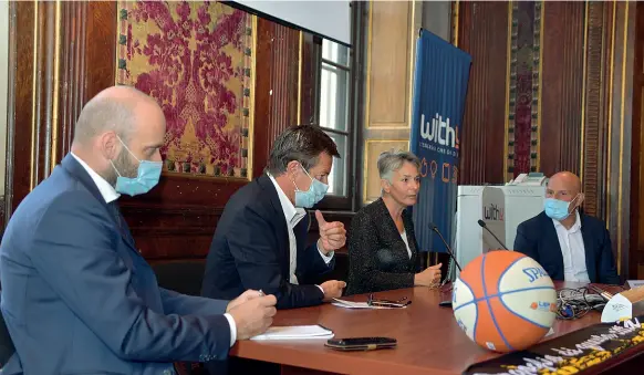  ??  ?? Tavolo
Da sinistra: Matteo Ballarin, presidente di Europe Energy, il sindaco Giorgio Gori, l’assessore allo Sport Loredana Poli e Massimo Lentsch, presidente di Bergamo Basket