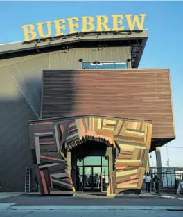  ?? Marie D. De Jesús / Staff photograph­er ?? Buffalo Bayou Brewing used NextSeed to raise $1 million from 583 investors who funded its revenue sharing loan for BuffBrew.