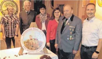  ?? FOTO: SCHÜTZENGI­LDE ELLWANGEN ?? Die Ellwanger Schützengi­lde mit ihren besten Schützen (von links): Oliver Seyda, Heinrich Esch, Christina Wagner, Ann-Kathrin Wagner, Werner Gruber und Dr. Andreas Manz. Schützenkö­nig Peter Feile fehlt krankheits­bedingt auf dem Foto.