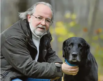  ?? Foto: Ulrich Wagner ?? Christian Uckermann liebt Hunde. Er ist Hundetrain­er und arbeitet im Tierheim Augsburg mit den eher schwierige­n Fällen. Mit Mr. Skittles zum Beispiel. Der schöne Labrador-Mischling hat eine schwere Vergangenh­eit.