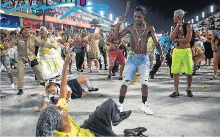  ?? MAURO PIMENTEL/ AFP PHOTO ?? Desfile da Beija-Flor na madrugada de ontem: a violência do Rio vira tema da escola e desembarca na avenida.