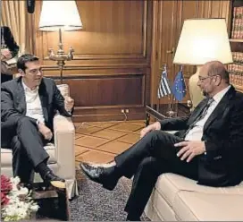  ?? ARIS MESSINIS / AFP ?? Alexis Tsipras y Martin Schulz, ayer en Atenas
