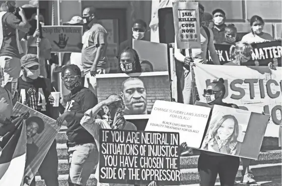  ?? MICHAEL SEARS / MILWAUKEE JOURNAL SENTINEL ?? A protest rally was held at the Milwaukee County Courthouse on Monday over slow progress in the case against an off-duty Milwaukee police officer who is charged in the death of Joel Acevedo.