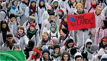  ?? FOTO: ACTION PRESS ?? „Ende Gelände“: Im Vorfeld der UN-Klimakonfe­renz stürmen Aktivisten den Braunkohle-Tagebau Hambach bei Elsdorf.