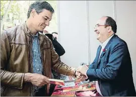  ?? MARTA PÉREZ / EFE ?? Miquel Iceta va regalar el seu llibre a Pedro Sánchez