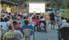  ?? FOTO: KNAB-HÄNLE/PRIVAT ?? Kino unter freiem Himmel. Die Schwimmbad­freunde laden nach Zwiefalten ins Höhenfreib­ad ein.