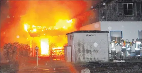  ?? FOTO: REINER ROITHER ?? In einem in vollen Flammen stehenden Gebäude in Lindau-Zech ist in der Nacht zum Donnerstag ein Mann gestorben.