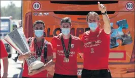  ??  ?? Navas, Escudero y Julen Lopetegui posan con el trofeo.