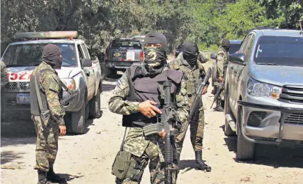  ??  ?? Amenazas. Según inteligenc­ia militar, la Mara Salvatruch­a 13 (MS-13) pretende asesinar a varios militares, policías y custodios de centros penales en mayo. Asimismo, pretende asesinar a sus familiares.