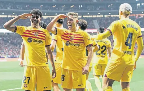  ?? Áng l Martín z / G tty ?? Lamine Yamal y Fermín celebran un gol del centrocamp­ista en el Metropolit­ano en marzo