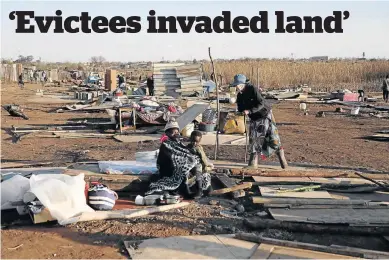  ?? / THULANI MBELE ?? Families in Duduza informal settlement in Tembisa pick up the pieces after their shacks were demolished during eviction ordered by the Ekurhuleni municipali­ty.