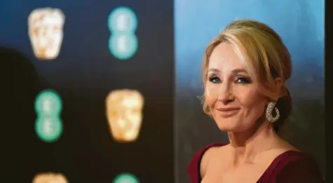  ??  ?? Hin und wieder setzt sie sich als Schriftste­llerin gerne die Maske auf: J. K. Rowling.