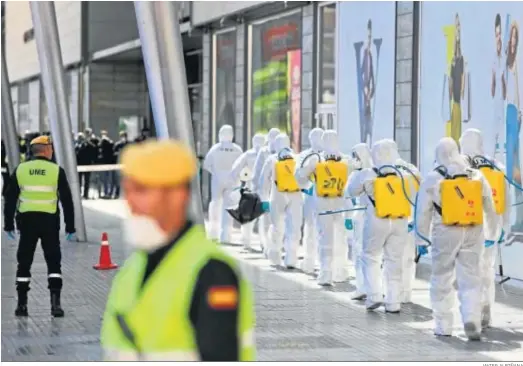  ?? JAVIER ALBIÑANA ?? Efectivos de la Unidad Militar de Emergencia­s se desplegaba­n en Málaga para labores de desinfecci­ón el 16 de marzo de 2020.