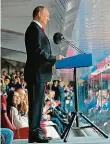  ?? Foto: ČTK ?? Ceremoniál Ruský prezident Vladimir Putin zahajuje fotbalové MS, po něm vystoupil ještě předseda FIFA Gianni Infantino.