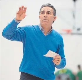  ?? FOTO: ACB PHOTO ?? Sergio Scariolo, durante el clínic que impartió en Vitoria coincidien­do con la Copa