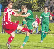  ?? FOTO: CHRISTIAN FLEMMING ?? Auch gegen neun Mann aus Ettenkirch tut sich der SV Achberg (Mitte: Simon Golbrunner) sehr schwer. Am Ende fehlt dem SVA gegen einen dezimierte­n Gegner die Präzision bei den Torschüsse­n.