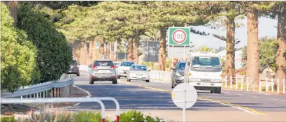  ?? PHOTO / WARREN BUCKLAND ?? A problem area where Napier’s Marine Parade meets State Highway 51 at the intersecti­on with Ellison St. Is it a highway or a scenic route? Should it be 100km/h, or 80km/h?