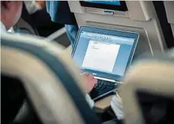  ?? Foto: dpa ?? Die meisten Passagiere wollen auch während ihrer Reisezeit im Flugzeug Internet nutzen können.