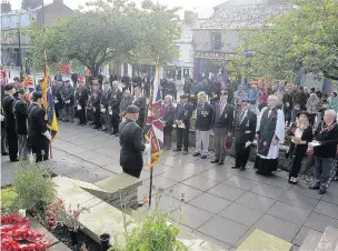  ?? Pictures: Tim Bradley ?? Poppies were laid at the Pals memorial as people gathered to pay their respects