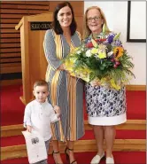  ??  ?? Cllr. Rosaleen O’Grady making a presentati­on to Joanne and Matteo Cretaro