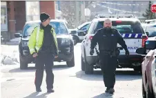  ?? ASHLEY FRASER ?? Ottawa police were on the scene of a shooting on Anderson Street on Saturday where paramedics were able to revive a man.