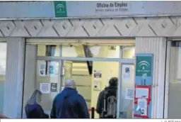  ?? J. ALBIÑANA ?? Varias personas gradan cola ante una oficina del paro en Málaga.