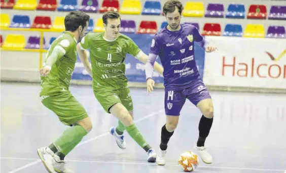  ?? ?? Pablo Del Moral conduce el balón durante el partido entre el Córdoba Futsal y el UMA Antequera en el pabellón Fernando Argüelles.