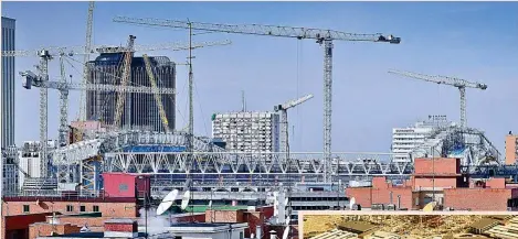  ?? ?? El parque del Real Madrid llegará tras el fin de la remodelaci­ón del Bernabéu, que diversific­a las opciones de entretenim­iento.
Ferrari World, en Abu Dhabi, inaugurado en 2010.